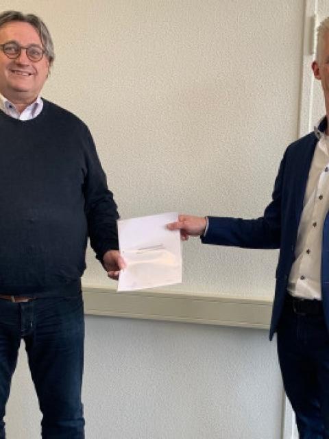 Wethouder Theo Lemmen (links, naast Jeroen Suijkerbuijk)